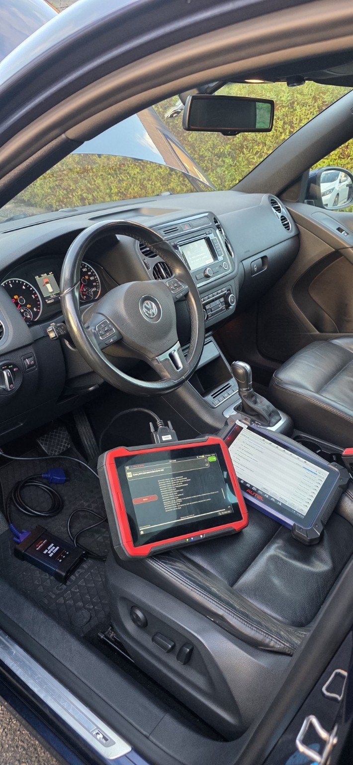VW Tiguan med Autel og TheGenius tilkoblet under arbeid på motorstyringen